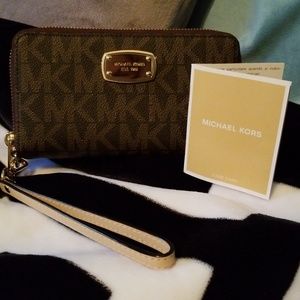 Micheal kors wristlet wallet